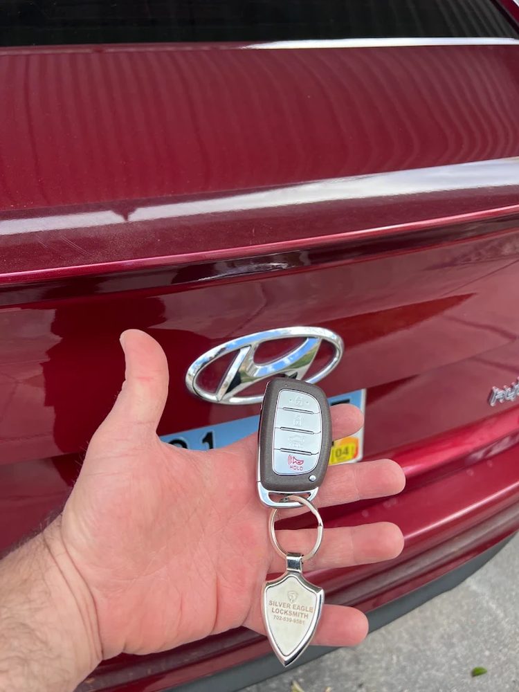 Hyundai replacement key fob with S.E.L Locksmith keychain